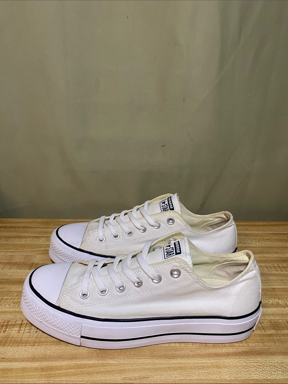Converse Chuck Taylor All Star Lift Ox Low Top Canvas Sneakers Women’s size 9.5